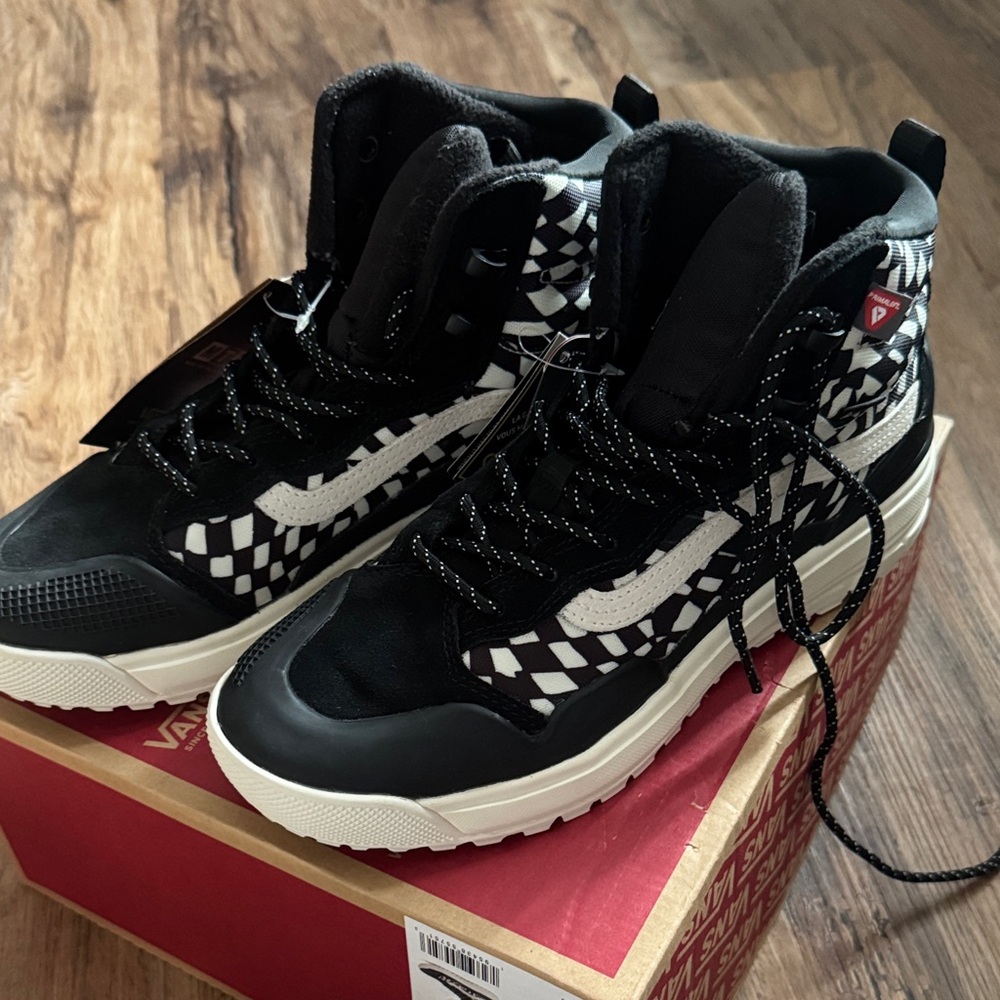 Vans Men's/ women’s checkered Black and White MTE boots (brand new)